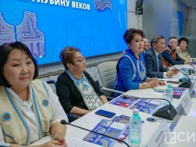 Древний бисерный кафтан привезли в Якутию после реставрации в Москве