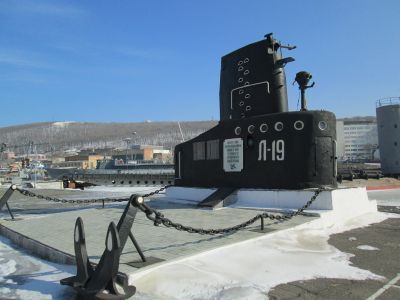 Памятник героям–подводникам подлодки Л-19, погибшим в бою за Родину в 1945 году
