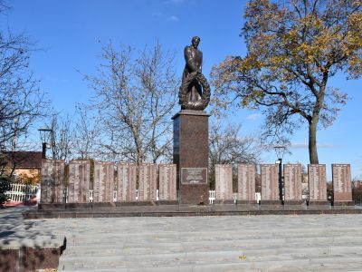 Братская могила советских воинов, погибших в боях с фашистскими захватчиками в 1943 году. Захоронено 284 человека, установлены имена 253 человек. Скульптура советского воина с венком