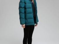 Пуховик с капюшоном и опушкой из натурального меха