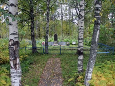 Братское захоронение советских воинов, погибших в 1941-44 гг.