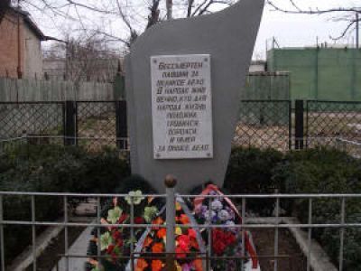 Братская могила советских воинов-связистов, погибших при освобождении города от фашистских захватчиков