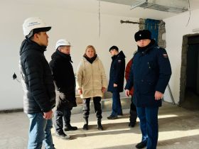 В Якутске и Жатае осмотрели проблемные объекты строительства