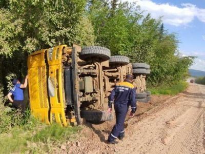 В Якутии водитель попал в ДТП и оказался зажатым в кабине грузовика
