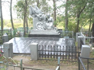 Братская могила советских воинов, погибших в боях с фашистами