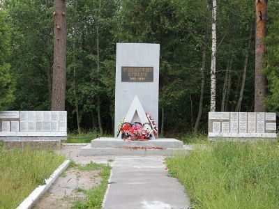Памятник-шалаш (из бетона) партизанам, действовавшим в зоне этой деревни во время Великой Отечественной войны
