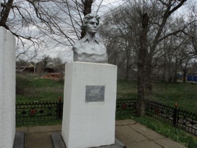 Памятник А. Шилиной, партизанки-разведчицы, погибшей в 1943 г.