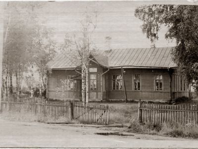 В помещении этой школы в 1941-44 гг. жили Герои Советского Союза: Авдеев Александр Федорович (1917-1942), Ржавский Никита Харитонович (1916-1941), Шалимов Владимир Егорович (1908-1943) и другие летчики, защищавшие Ленинград