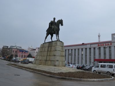 Памятник видному революционеру Махачу Дахадаеву