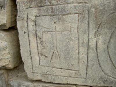 Камень с петроглифами (человек, конь, геометр. фигуры)