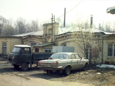 Здания Кучинского аэродинамического института - одного из первых в мире институтов в области аэрогидродинамики, основанного в 1904 г. Д.П. Рябушинским. Здесь работали ученые: Жуковский Н.Е., Бубекин Б.М., Неждановский С.С., Чаплыгин С.А. и др.