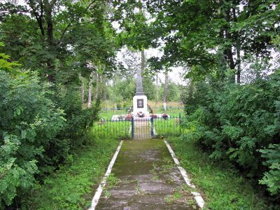 Братское захоронение советских воинов, погибших в 1939-40 и 1941-44 гг. Здесь же захоронен Герой Советского Союза Телешев Андрей Григорьевич (1906-1940)