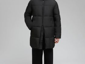 Стеганая куртка с капюшоном и меховой опушкой