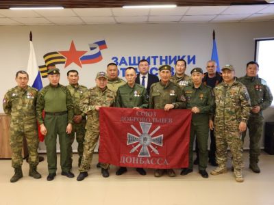 Нагрудные знаки добровольцев вручили участникам СВО в Якутии