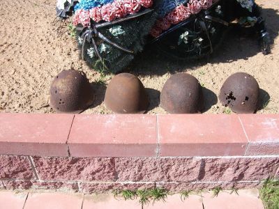 Братская могила 6 гвардейцев-минеров, Героев Советского Союза, погибших в неравном бою с гитлеровцами в мае 1943 г. в д. Княжино. Установлен обелиск