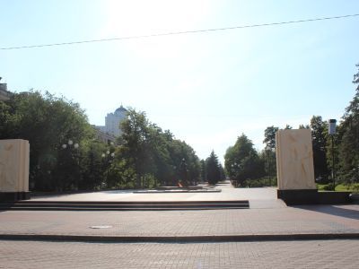 Мемориальный комплекс: братская могила советских воинов, погибших в 1918 году, 1941-1943 годах. Захоронено 167 человек, установлены имена 156 человек. Архитектурно-скульптурная композиция скорбящей матери с ребенком; впереди две стелы: "Слава героям". Веч