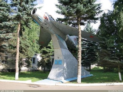 Памятный знак летчикам ПВО, погибшим в дни обороны Москвы в 1941 г. - самолет "МИГ-17"