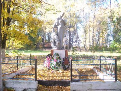 Братская могила 17 советских воинов, погибших в 1943 г. в боях с немецко-фашистскими захватчиками