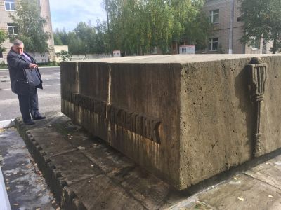 Мемориал на месте захоронения Пожарского Д.М.: известняк (ск. Щербаков Н.А., арх. Гунст И.А.)