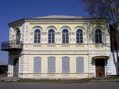 Двухэтажный дом (первый этаж- каменный, второй - деревянный)