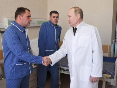 Путин посетил госпиталь и пообщался с раненными на Украине военными