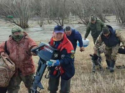 Четырех охотников, застрявших на острове, эвакуировали в Хангаласском районе