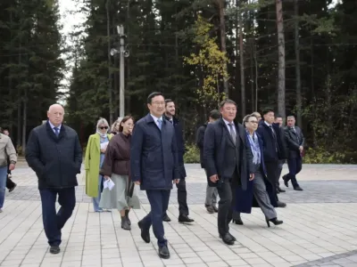 Айсен Николаев проверил благоустройство парка «Ойуур» в Ленском районе