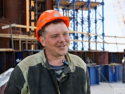 Сварщик из Татарстана работает на площадке строительства Ленского моста
