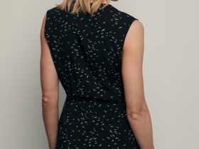 Комбинезон с v-образным вырезом без рукавов