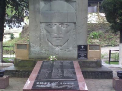 Братская могила советских воинов, погибших в боях с фашистскими захватчиками