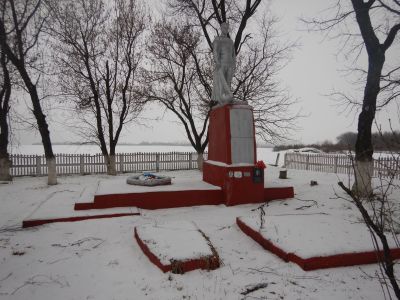 Братская могила советских воинов, погибших в боях с фашистскими захватчиками в 1943 г. Захоронено 106 человек, имена установлены. Скульптура советского воина