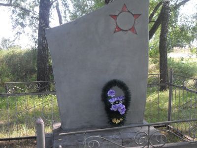 Братская могила мирных жителей, расстрелянных в 1942 г. немецко-фашистскими захватчиками