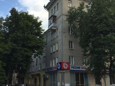 Дом с угловой башней