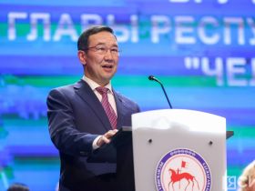 Айсен Николаев наградил 50 якутян премией «Человек труда»