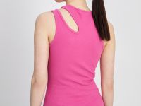 Майка с фигурным разрезом