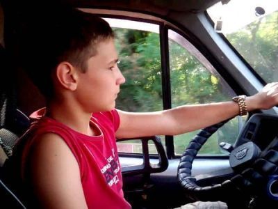 Несовершеннолетним могут разрешить садиться за руль, но… с сопровождающим