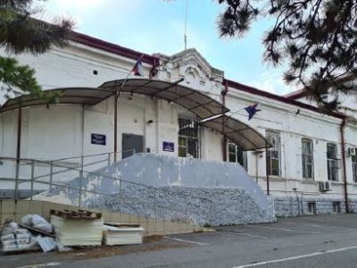 Дом жилой торговца вином А.Г. Самуриди. Здесь размещались: Товарищество Анапских виноделов, полицейское управление, Уголовно-розыскное отделение Новороссийской городской стражи