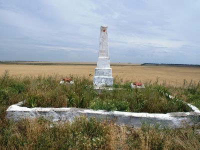 Братская могила советских воинов