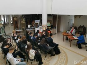 Писатель Валентин Егоров представил школьникам издания «ZOV Победы» и «Белая книга Памяти»