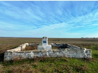 Братская могила мирных жителей - жертв фашистского террора