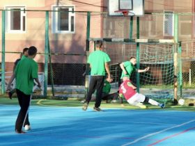 Сотрудники СУ СК России по Республике Саха (Якутия)  провели товарищеский матч по футболу с воспитанниками подшефной школы