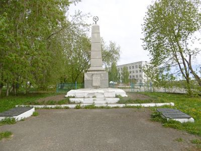 Обелиск "Борцам революции" на братской могиле