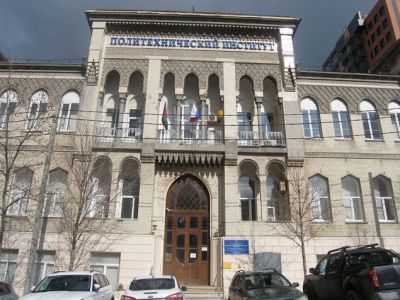 Дом жилой А.А. Юкелиса. Здесь размещались: в 1918 - 1919 годы - штаб Добровольческой армии, в 1920-е годы - начальник Новороссийского гарнизона, в 1940 - 1970-е годы - городской Комитет КПСС и городской исполнительный комитет