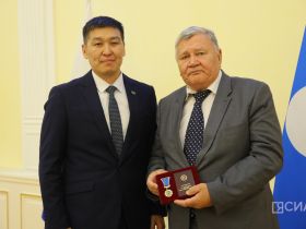 Государственные награды вручили педагогам Якутии
