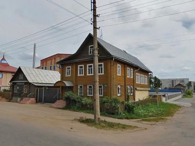 Жилой дом с лавкой