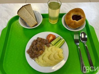 В школе Якутска внедрили карты, помогающие родителям следить за питанием детей