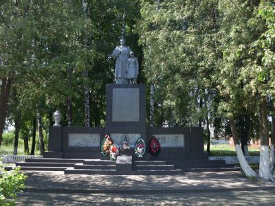 Братская могила советских воинов, погибших в боях с фашистами в 1943 году. Похоронено 65 воинов, имена установлены. Скульптурная группа