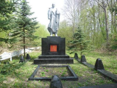 Братская могила 23 советских воинов, погибших в 1941 и 1943 гг. в боях с немецко-фашистскими захватчиками