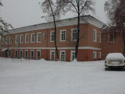 Административные здания, выходящие на площадь