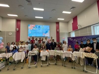 В Якутске торжественно выписали малышей, родившихся в День города